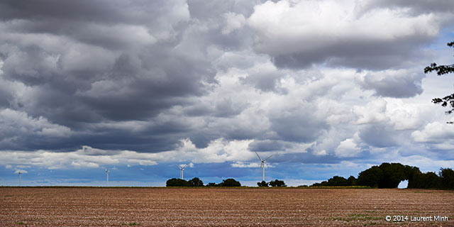 Éoliennes dans la campagne Niortaise