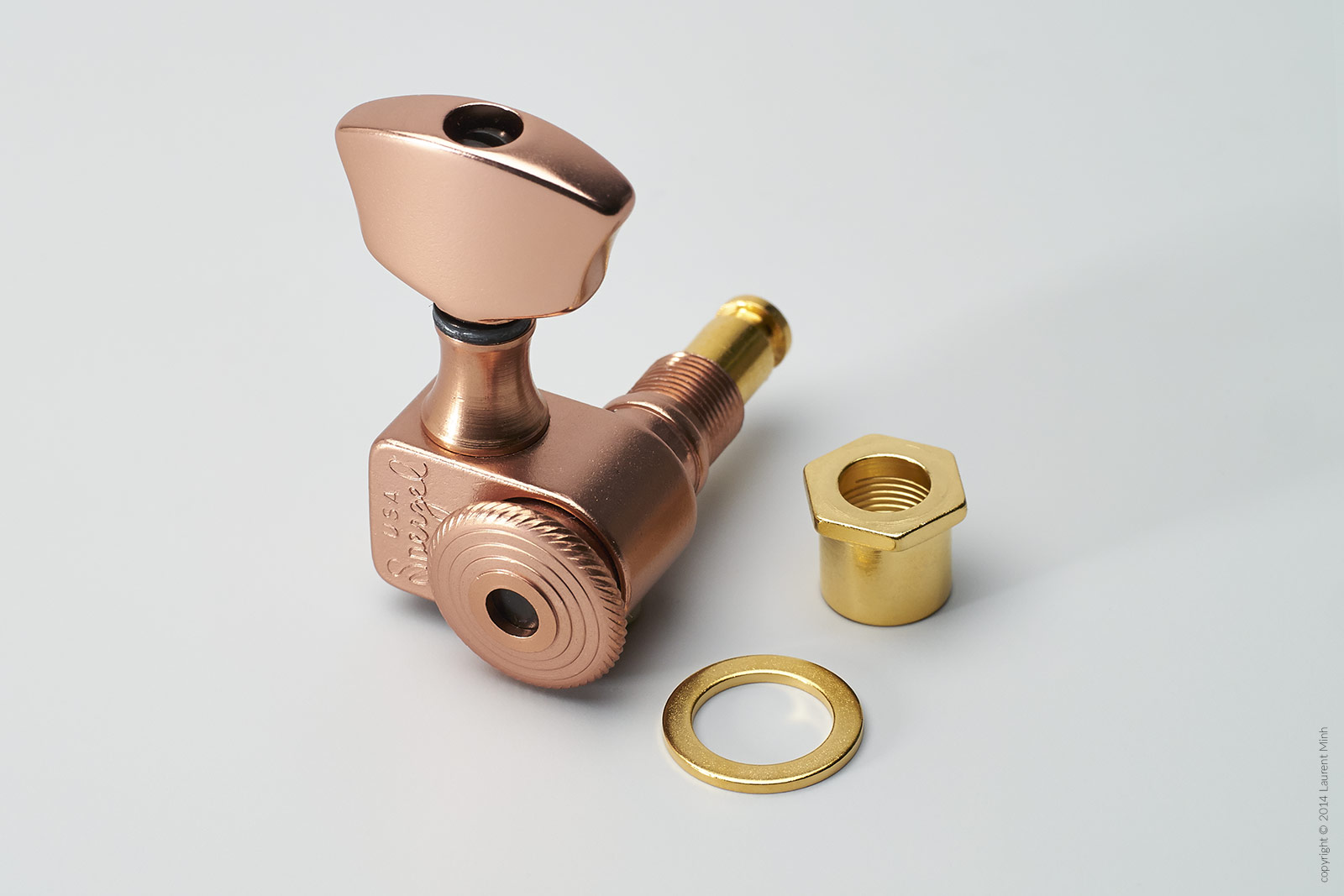 Sperzel Enclosed Housing Aztec Gold Packshot pour le catalogue Fred's Guitar Parts 2014