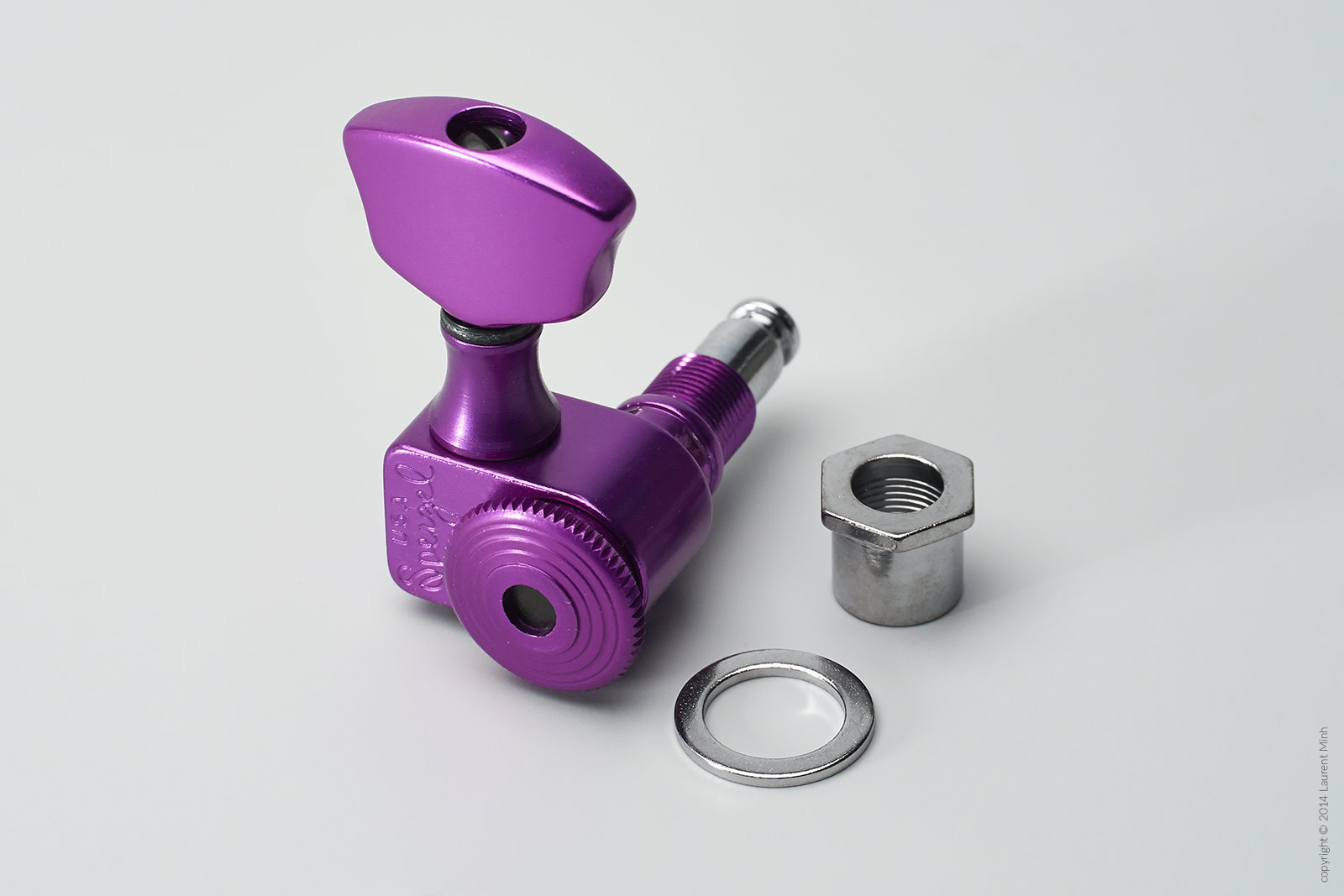 Sperzel Enclosed Housing Purple Packshot pour le catalogue Fred's Guitar Parts 2014