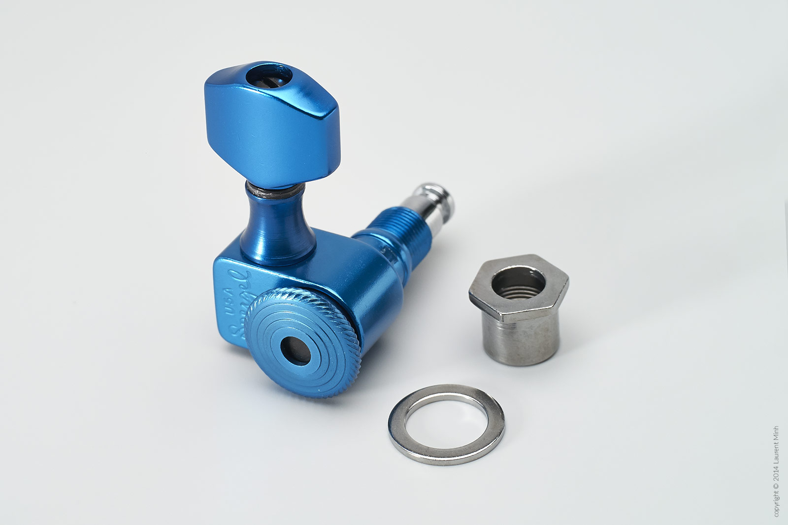 Sperzel Enclosed Housing Blue Packshot pour le catalogue Fred's Guitar Parts 2014